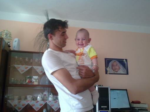 ce mandru sunt la tati in brate 