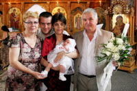 eu cu parintii si cu nasii dupa botez