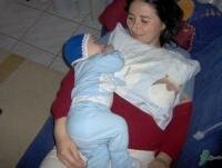 ce bine dorm eu pe perinutele lui mami