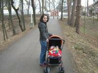 Prin parc cu mama la plimbare