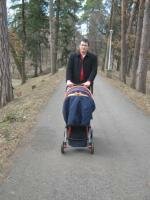 Maria cu tata la plimbare prin parc