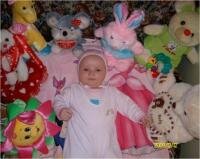 Înconjurată de jucării